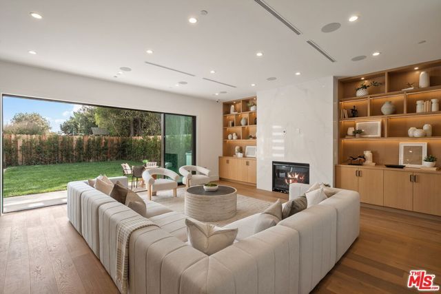 1742 Preuss Road, Los Angeles, CA 90035