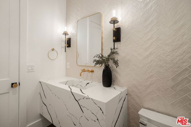 1742 Preuss Road, Los Angeles, CA 90035