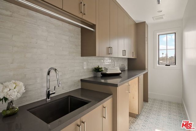 1742 Preuss Road, Los Angeles, CA 90035