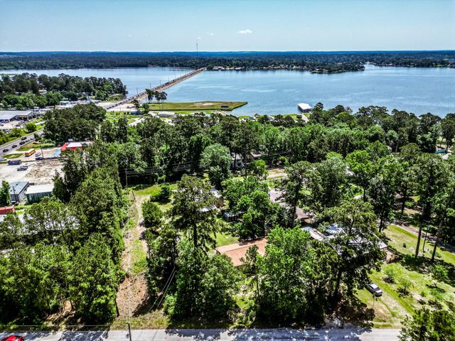 191 Navaho Trail, Onalaska, TX 77360