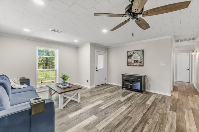 191 Navaho Trail, Onalaska, TX 77360