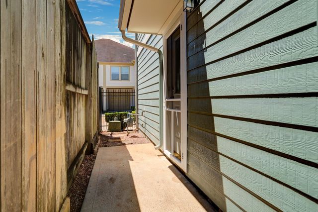 1702 Redwing Cove Drive, Houston, TX 77009