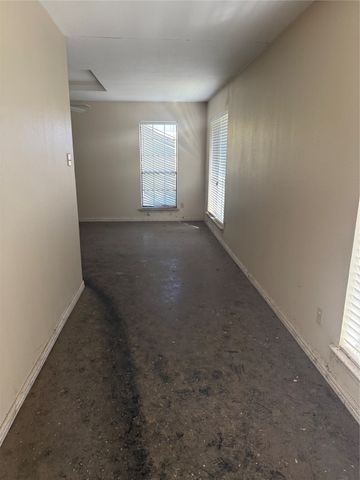 823 W Saunders Street, Trenton, TX 75490