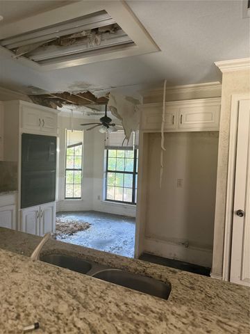 823 W Saunders Street, Trenton, TX 75490