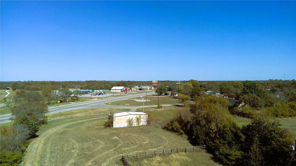 823 W Saunders Street, Trenton, TX 75490