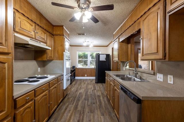 1634 Robin Place, Cleburne, TX 76033