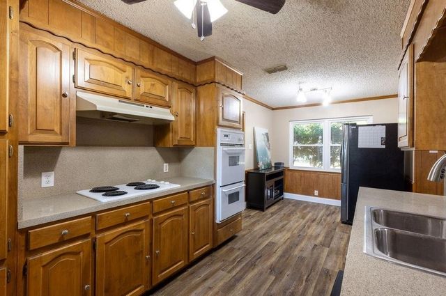 1634 Robin Place, Cleburne, TX 76033