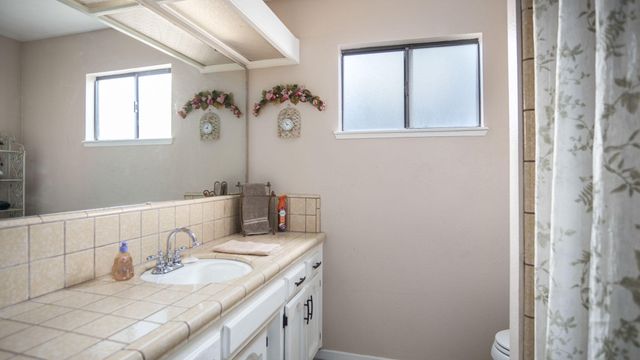 2335 E Harvard Court, Visalia, CA 93292