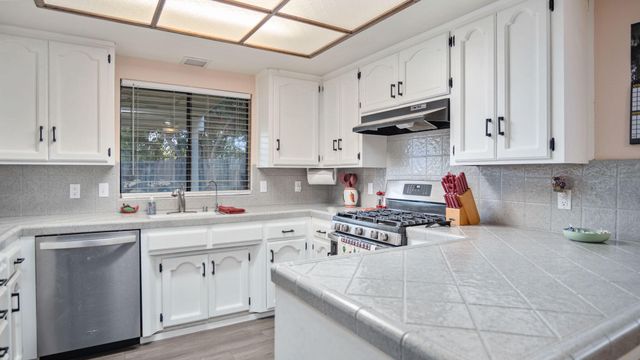 2335 E Harvard Court, Visalia, CA 93292