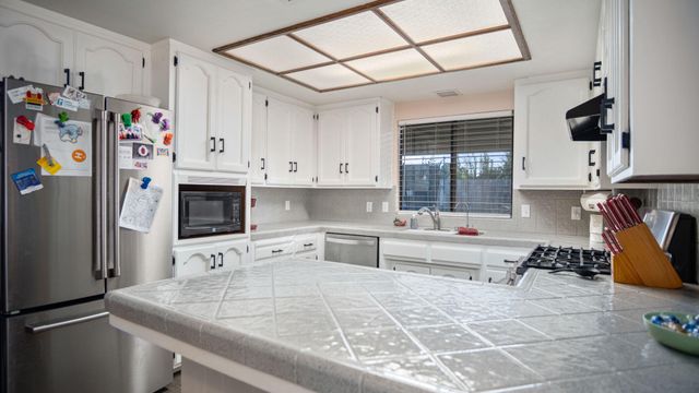 2335 E Harvard Court, Visalia, CA 93292