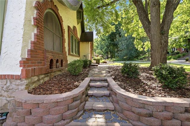 309 E Winthrope Road, Kansas City, MO 64113