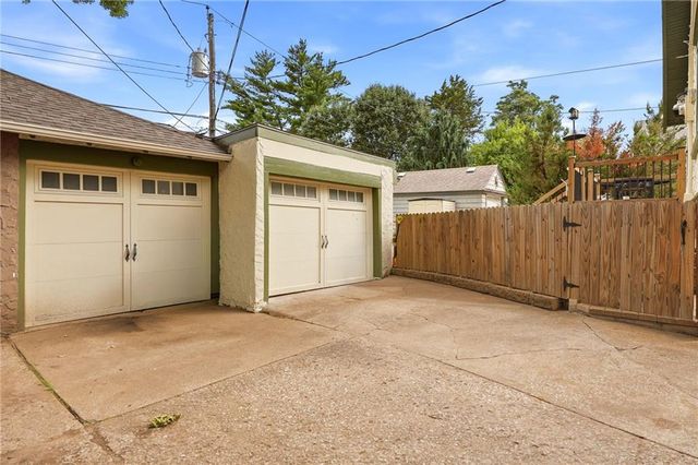 309 E Winthrope Road, Kansas City, MO 64113