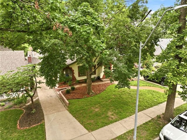 309 E Winthrope Road, Kansas City, MO 64113