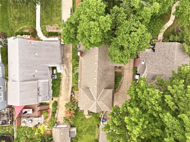 309 E Winthrope Road, Kansas City, MO 64113