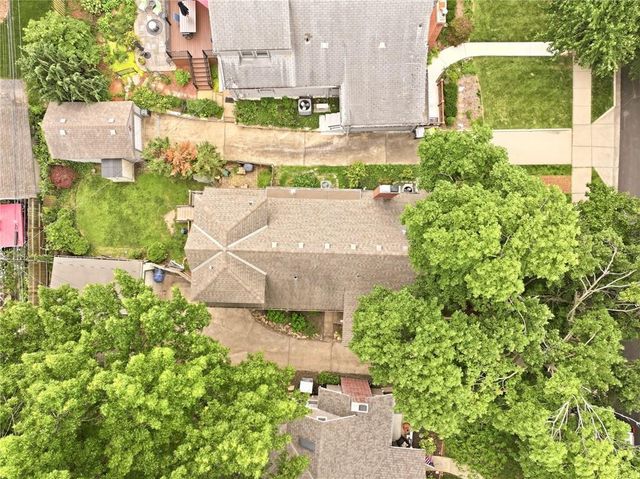 309 E Winthrope Road, Kansas City, MO 64113