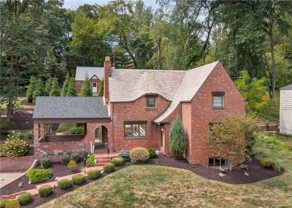 215 Brookside Blvd, Upper St Clair, PA 15241