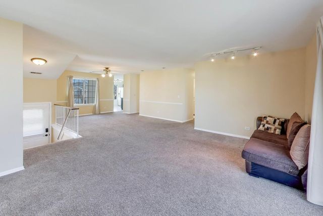 2122 Southwind Circle 8-4, Schaumburg, IL 60194