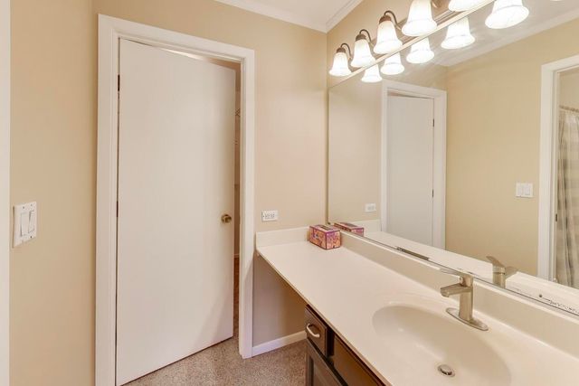 2122 Southwind Circle 8-4, Schaumburg, IL 60194