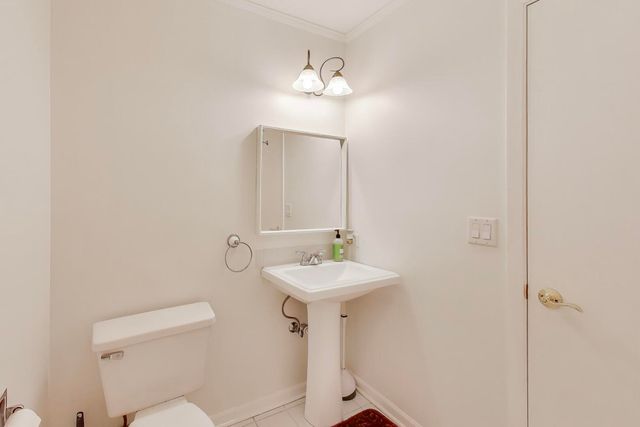 2122 Southwind Circle 8-4, Schaumburg, IL 60194