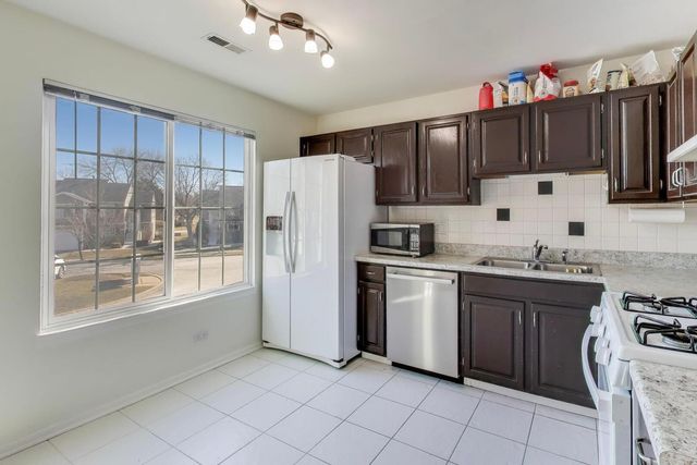 2122 Southwind Circle 8-4, Schaumburg, IL 60194