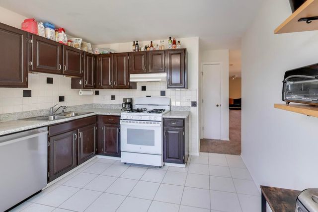 2122 Southwind Circle 8-4, Schaumburg, IL 60194