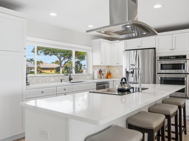 1028 79TH STREET S, St Petersburg, FL 33707