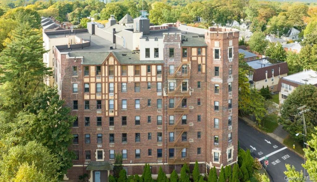 2 Spruce Street 1H, Great Neck, NY 11021