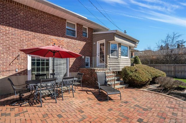 37 Winthrop Road, Plainview, NY 11803
