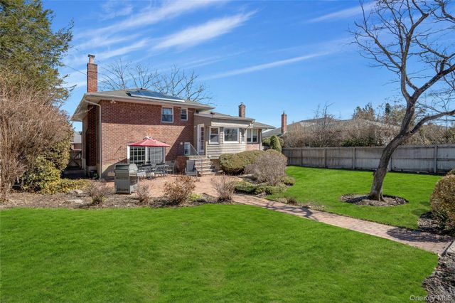 37 Winthrop Road, Plainview, NY 11803