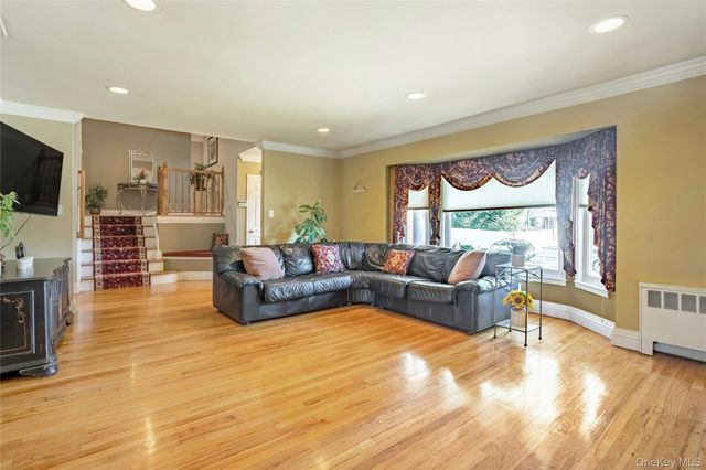 37 Winthrop Road, Plainview, NY 11803