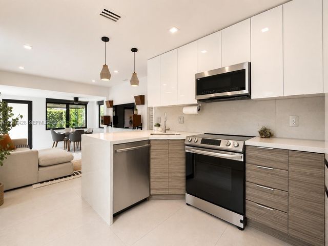 228 SW 22nd St, Fort Lauderdale, FL 33315