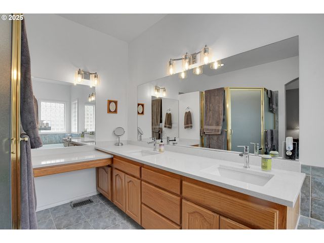 620 BARBARY Ct, Gladstone, OR 97027