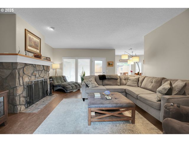 620 BARBARY Ct, Gladstone, OR 97027