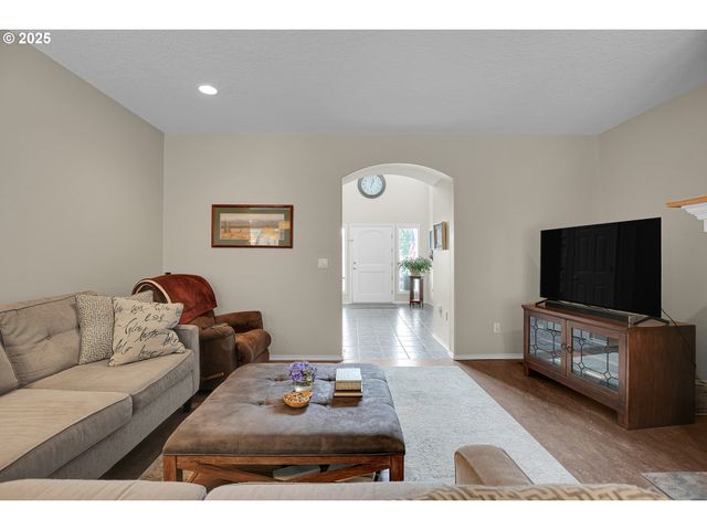 620 BARBARY Ct, Gladstone, OR 97027