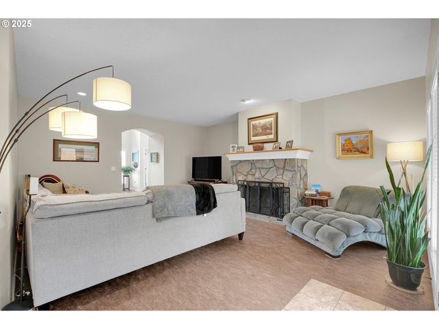 620 BARBARY Ct, Gladstone, OR 97027