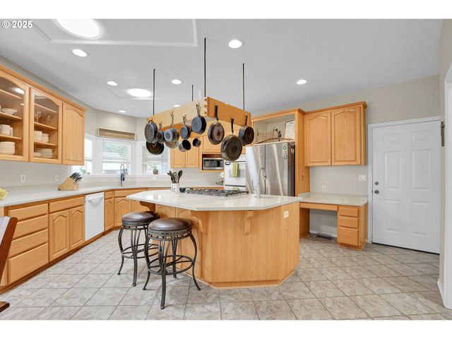 620 BARBARY Ct, Gladstone, OR 97027