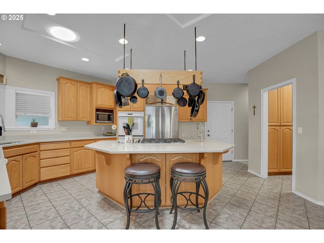 620 BARBARY Ct, Gladstone, OR 97027