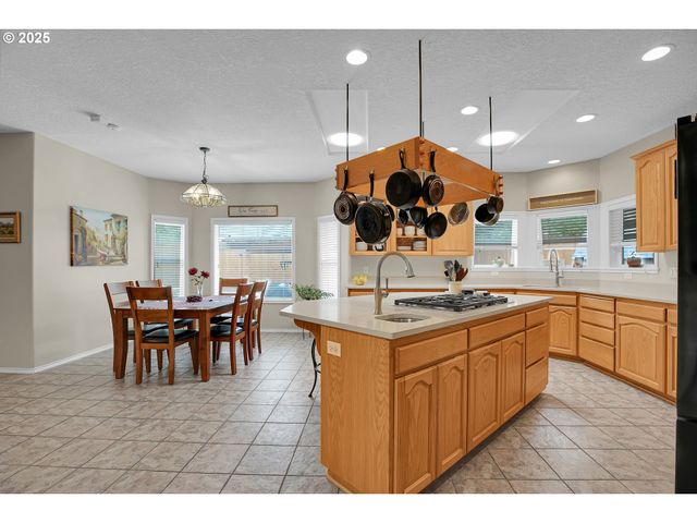 620 BARBARY Ct, Gladstone, OR 97027