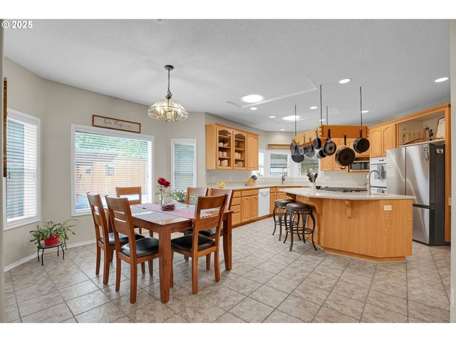 620 BARBARY Ct, Gladstone, OR 97027