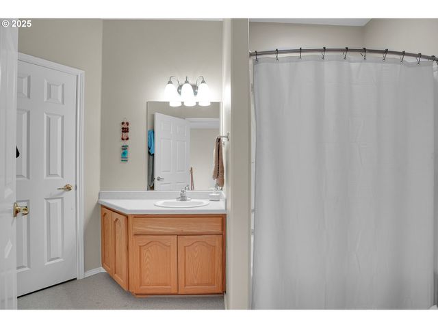 620 BARBARY Ct, Gladstone, OR 97027