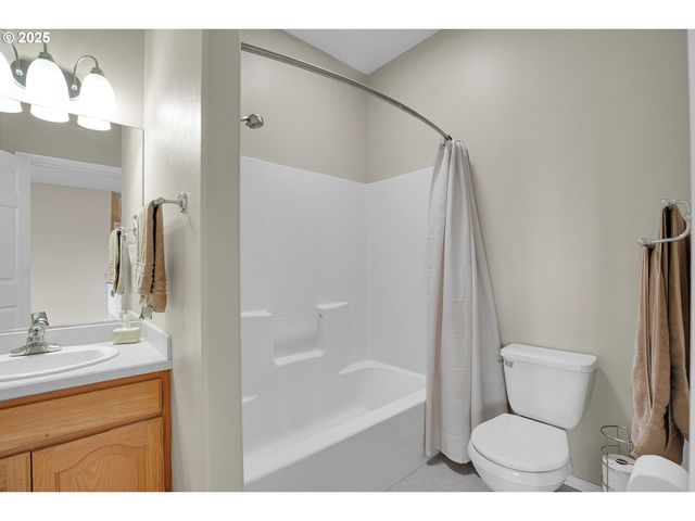 620 BARBARY Ct, Gladstone, OR 97027