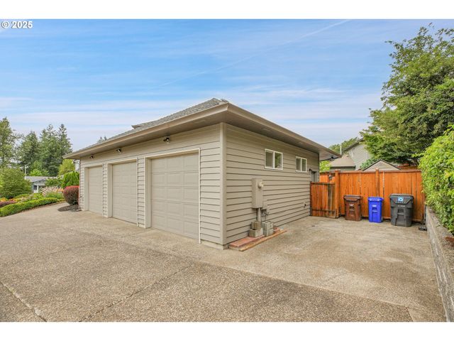 620 BARBARY Ct, Gladstone, OR 97027