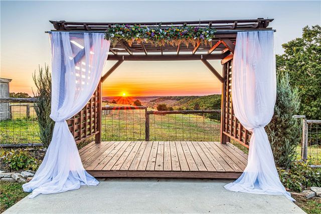 17003 Old Cricket Road, Omaha, AR 72662