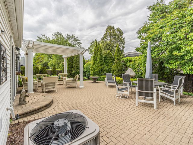 5 Knight Hill Lane, Buffalo Grove, IL 60089