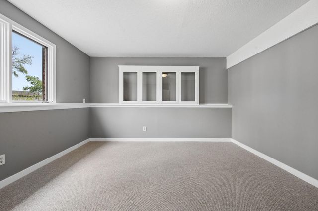 1613 Lyn Curve Avenue N, Minneapolis, MN 55411