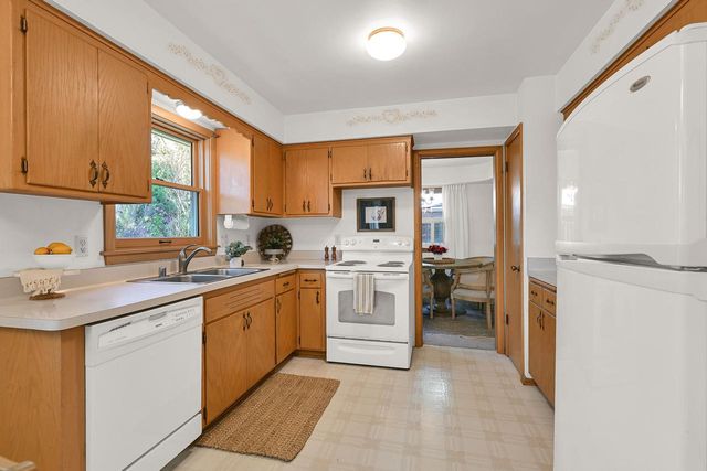 2347 N 100th STREET, Wauwatosa, WI 53226