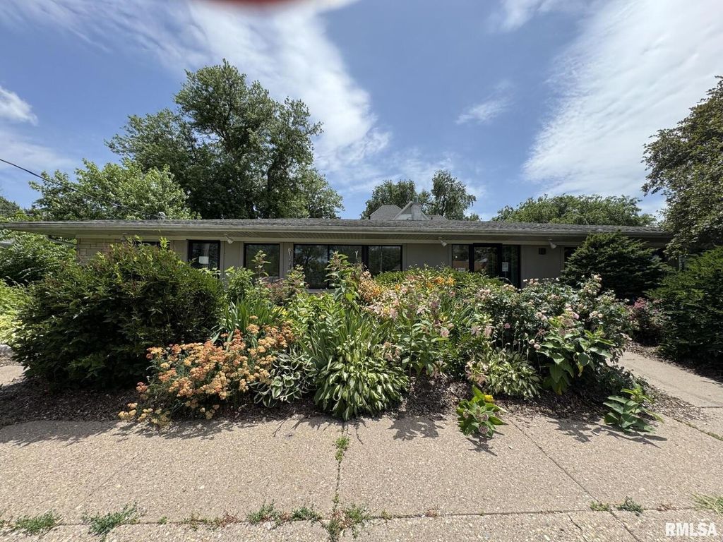 415 E GEORGE WASHINGTON Boulevard, Davenport, IA 52803