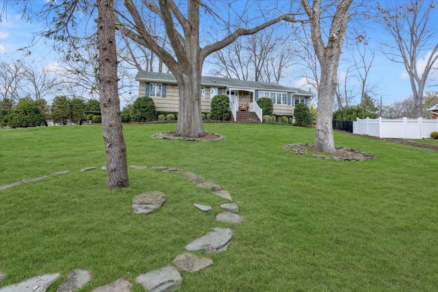 19 Chivalry Lane, Nesconset, NY 11767