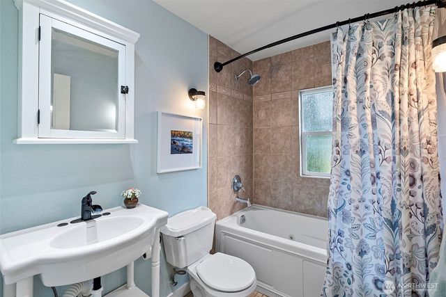 8016 E Daniels Loop, Port Orchard, WA 98366