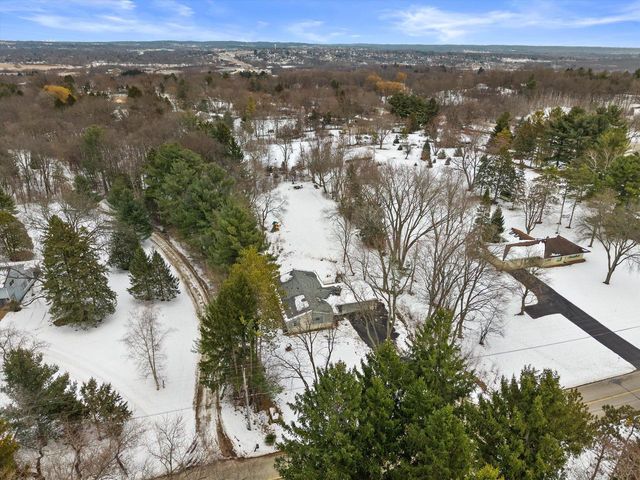 W269S3616 Merrill Hills ROAD, Waukesha, WI 53189